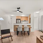 Vibrant 2-Bed Apartment With Pool And Gym Access