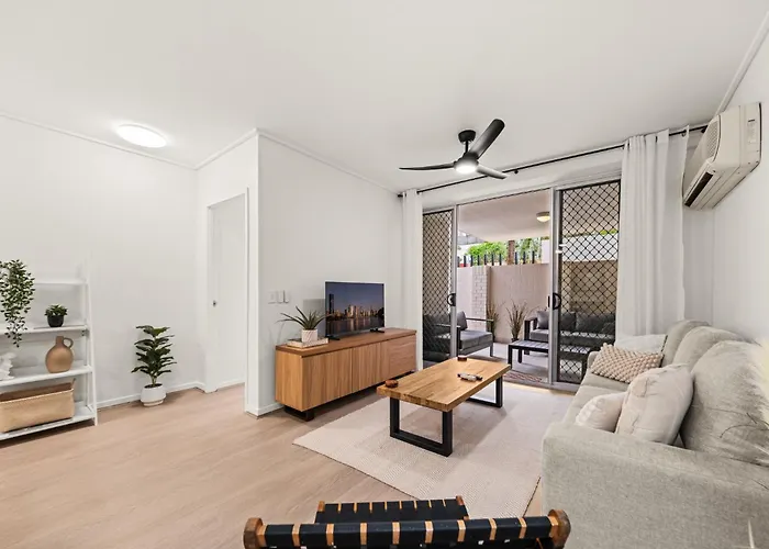 Vibrant 2-Bed Apartment With Pool And Gym Access