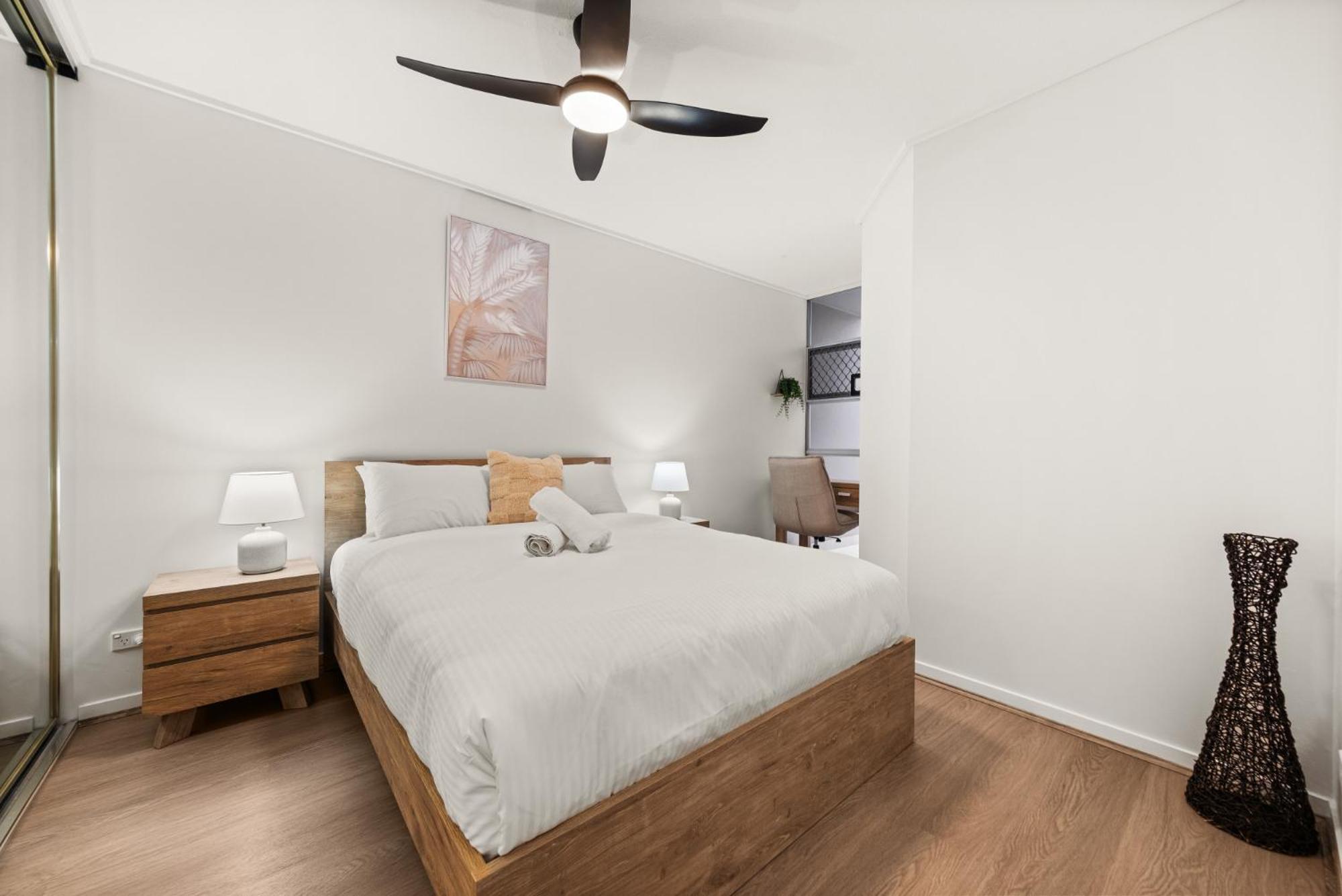 Vibrant 2-bed With Pool And Gym Access Apartment