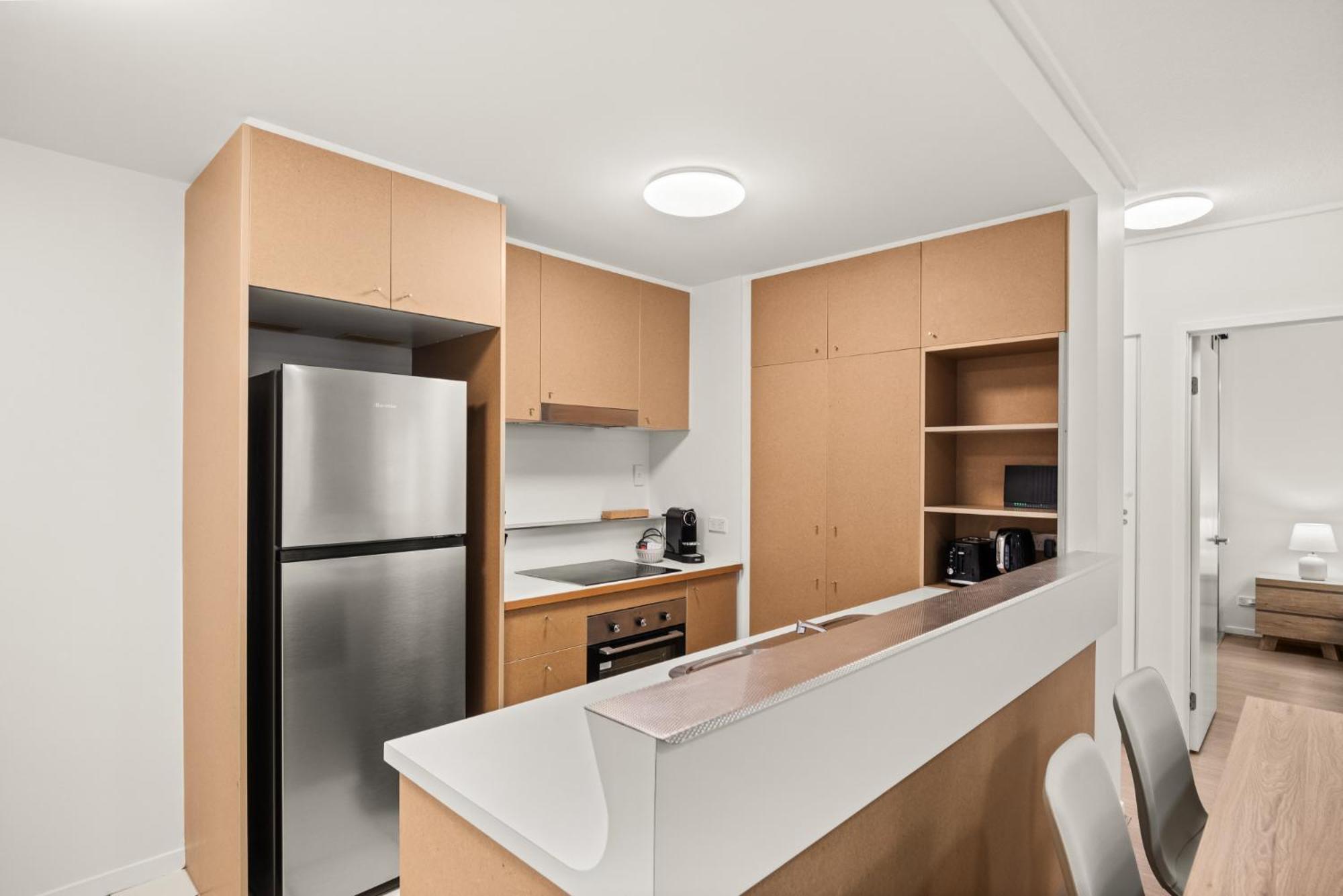 Vibrant 2-bed With Pool And Gym Access
